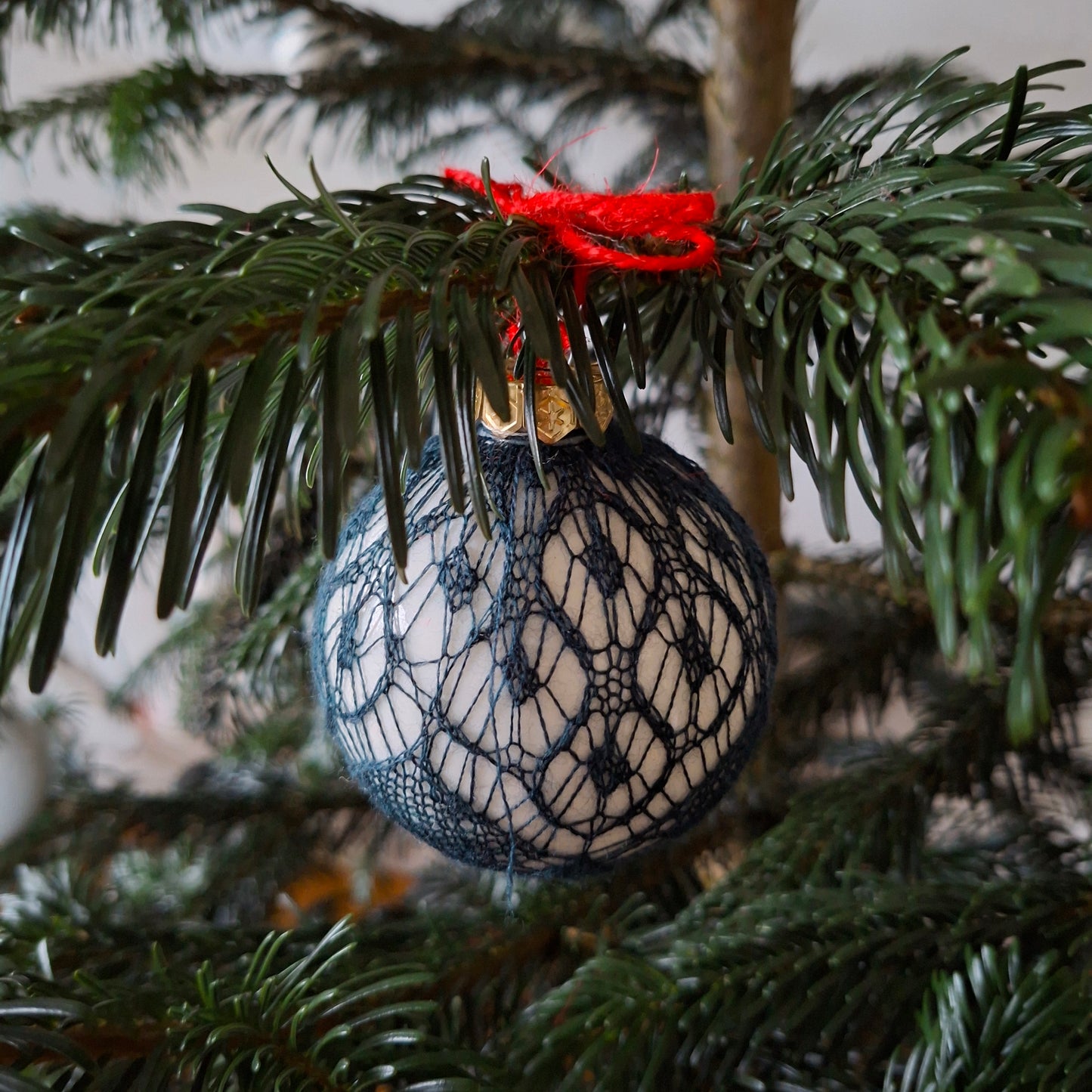 Fine Shetland Lace Magazine (PDF) Issue 2.2018 / A Lace Bauble